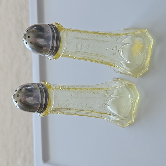 Vintage "Princess" Pattern Salt and Pepper Shakers Depression Glass - Picture 3 of 10